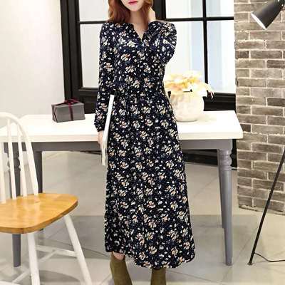 時尚與實(shí)惠并行 名品折扣店中的浪漫一身長袖打底連衣裙與皮革制品